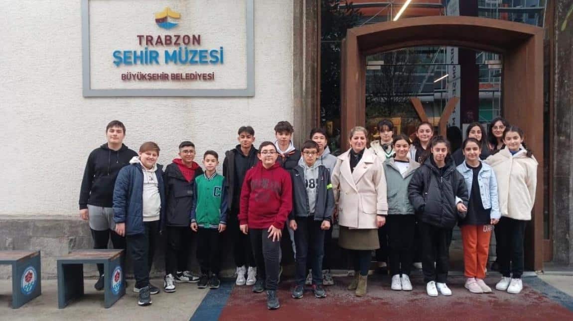 Türkçe öğretmenimiz Esra OKUMUŞ  ve öğrencileri bugün Meydan'daki  Trabzon Şehir Müzesini  ve  Trabzonspor  Müzesini  ziyaret etti.