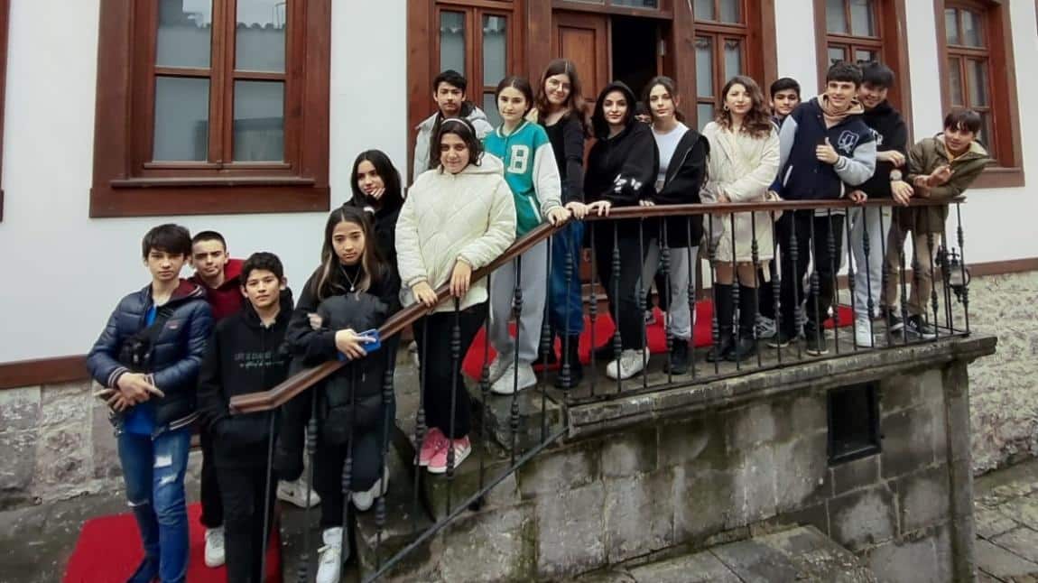 İngilizce öğretmenimiz Nevin Gümüş ve öğrencileri Trabzon basın tarihi Müzesi'ni ziyaret etti