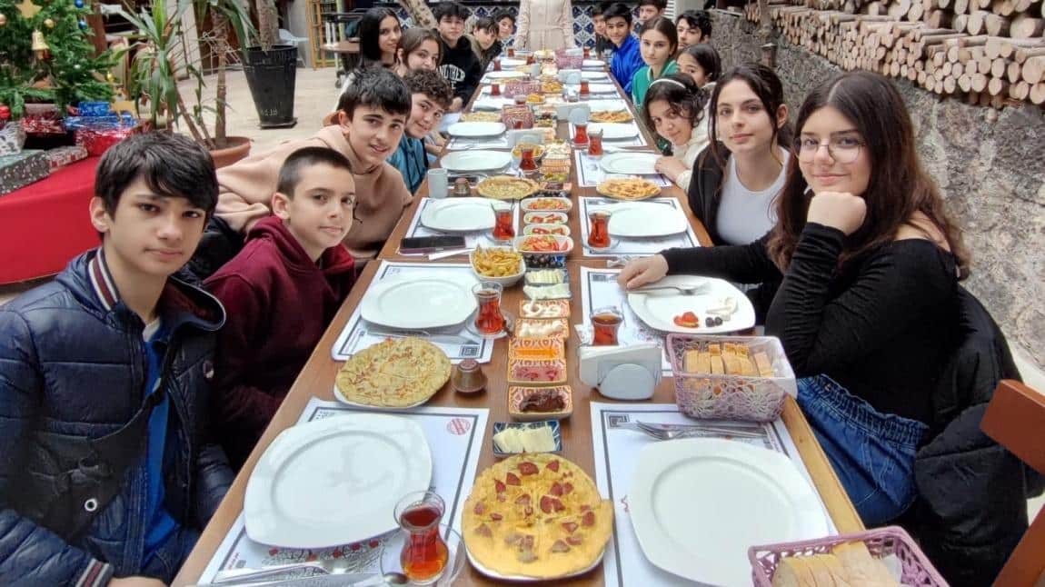 İngilizce öğretmenimizin Nevin Gümüş 7-a sınıfı öğrencileri ile birlikte kahvaltı yaptı.