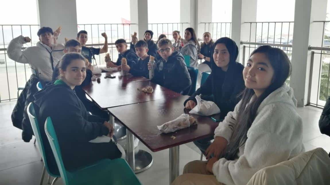 Türkçe öğretmenimiz  Ayşe Çapoğlu  8 B sınıfı öğrencilerini sinemaya getirdi. Öğrencilerimiz güzel bir gün geçirdi
