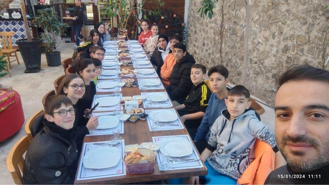 Hakan Güney ve Ümit Onur Yücesan öğretmenlerimiz  bugün 7B ve 8A sınıflarını kahvaltıya  getirdiler ve ardından Trabzon Basın Müzesini  ziyaret ettiler