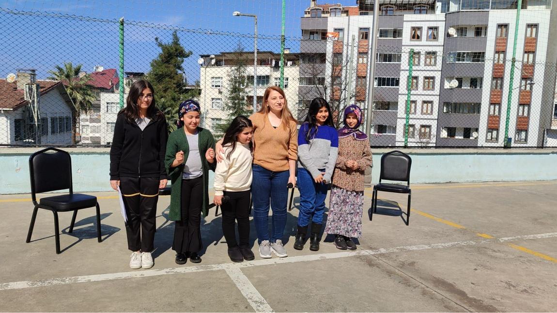 Okulumuz tiyatro grubu Yeşilay Haftasıyla ilgili Türkçe Öğretmenimiz Işıl KIRCI ile birlikte 