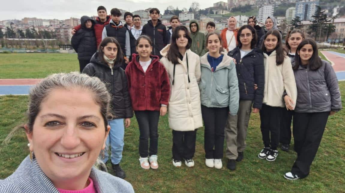 Türkçe öğretmenimiz Esra OKUMUŞ ve öğrencileri bugün Ayasofya Sahilinde balık ekmek günü yaptılar. Ailelerin de katıldığı gezide öğrenciler sahilde yürüyüş yaptılar.
