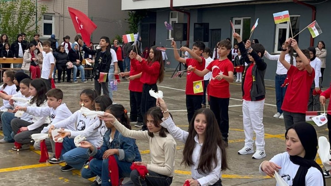 23 Nisan neşesi bizimle....Atatürk'ün çocuklara armağanı bu güzel bayramın coşkusunu büyük küçük hepimiz yaşıyoruz. Meclisimizin açılışının 100.yılı kutlu olsun