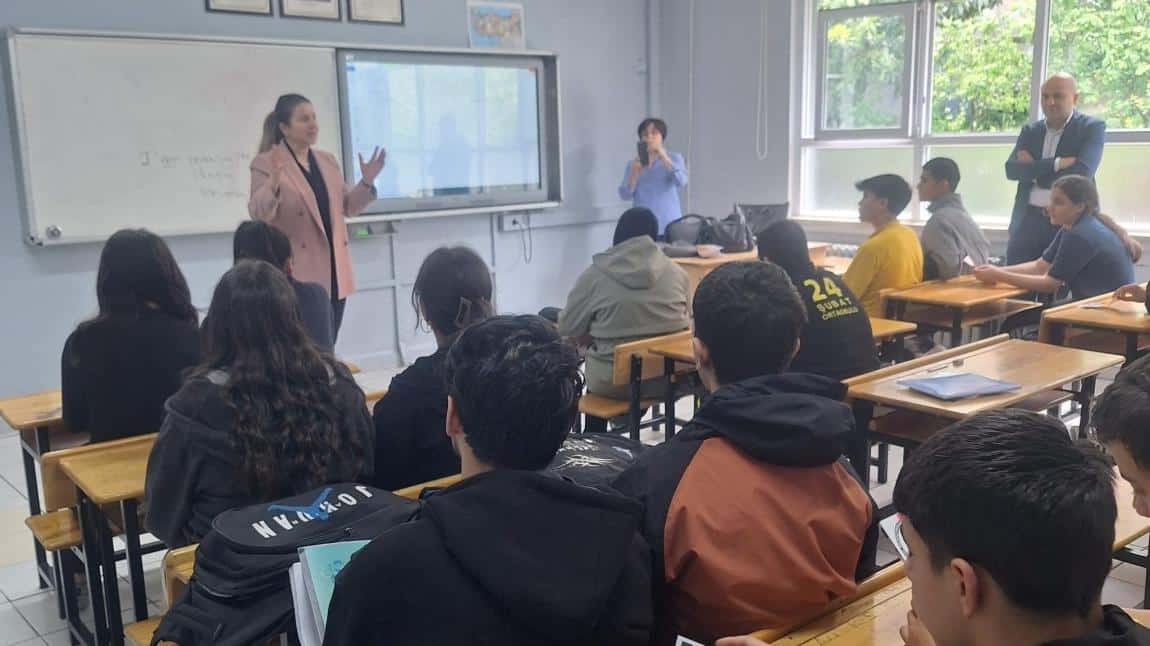 Trabzon Meslek lisesinden gelen öğretmenler Okulumuzun 8 sınıf öğrencilerine Meslek Lisesi hakkında bilgilendirme yaptılar