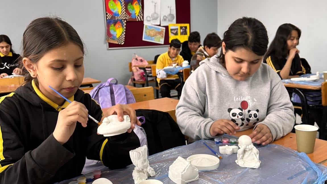 Gamze öğretmen ve öğrencilerinin taş boyama etkinliği